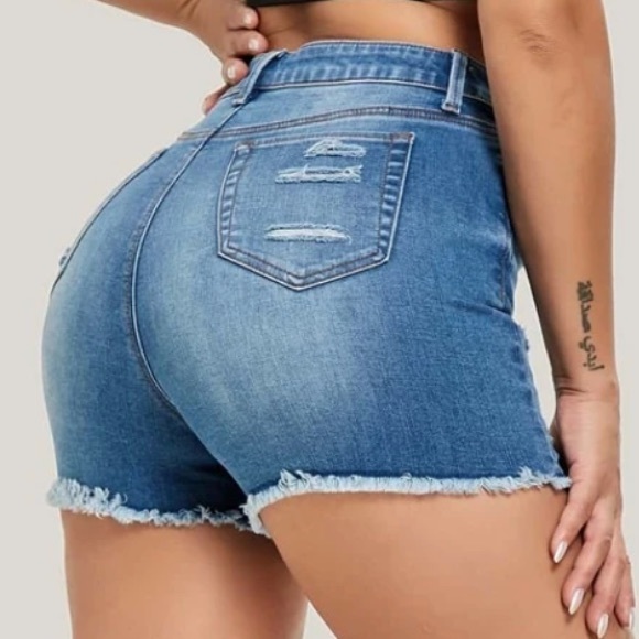 Curvy Distressed Denim Shorts. Size XL - Picture 2 of 6